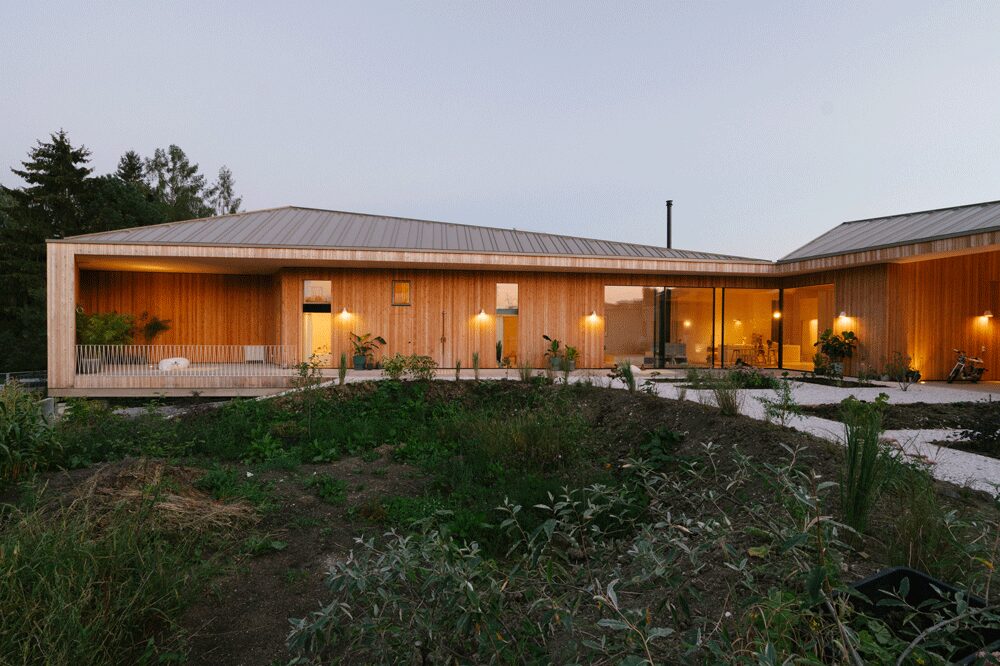 Außenansicht eines modernen Holzhauses mit Terrasse im Projekt Refugium am Attersee