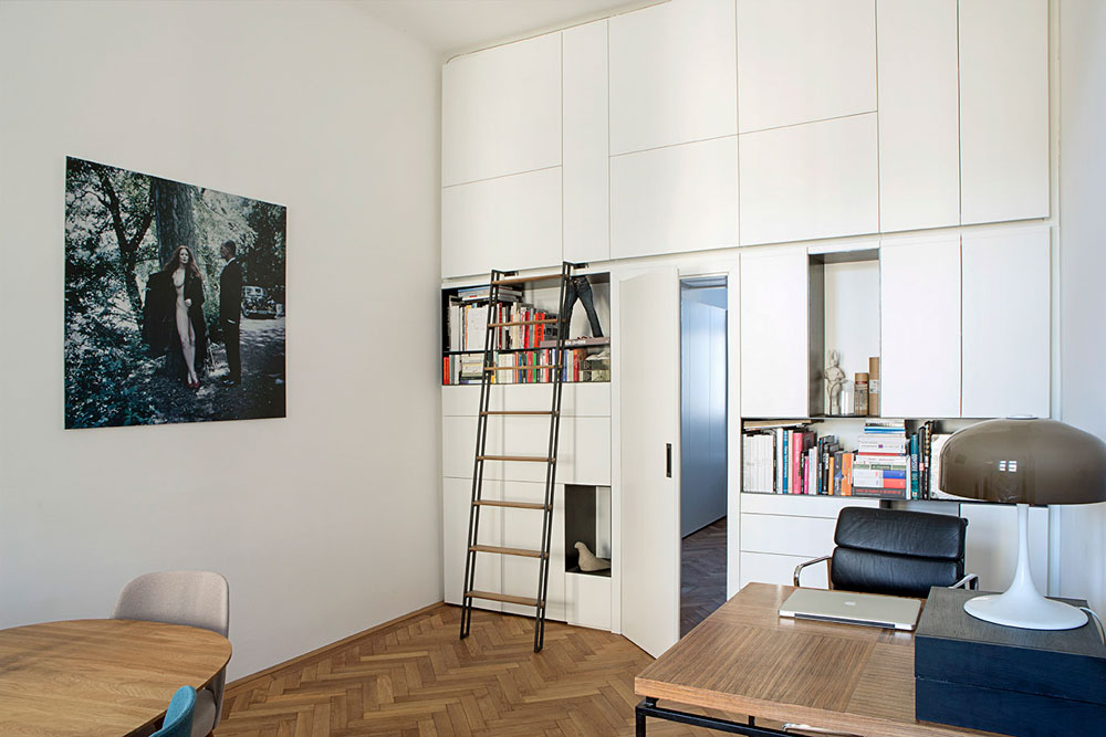 Helles Arbeitszimmer mit maßgefertigter Bücherwand und integriertem Stauraum im Projekt Arbeitszimmer Amerlingstraße