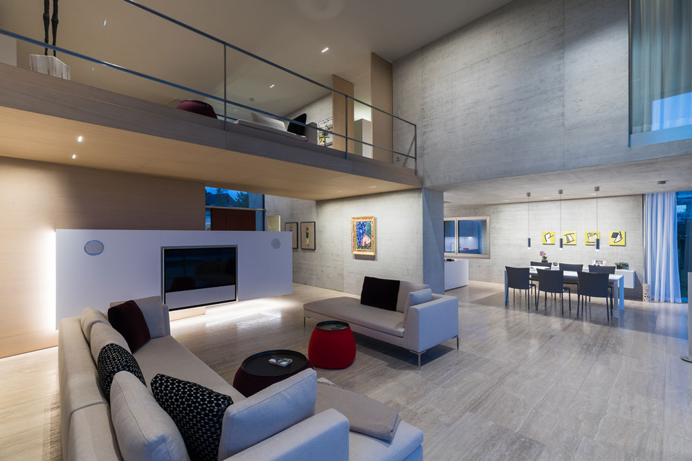 Offener Wohnbereich mit Galerie, Küche und maßgefertigtem Innenausbau im Einfamilienhaus Gallneukirchen