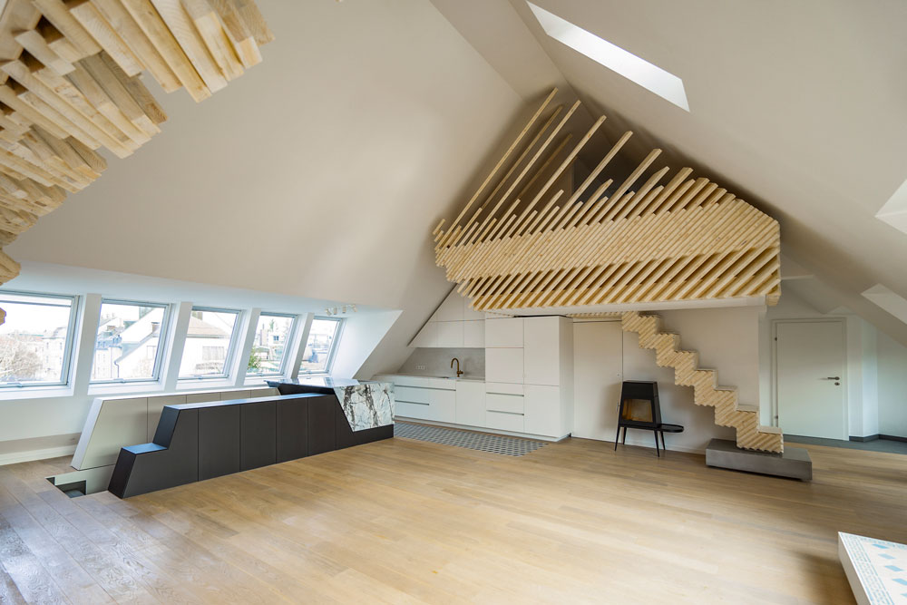 Gesamtansicht einer modernen Holztreppe mit offener Konstruktion im Projekt Treppen Glasauergasse
