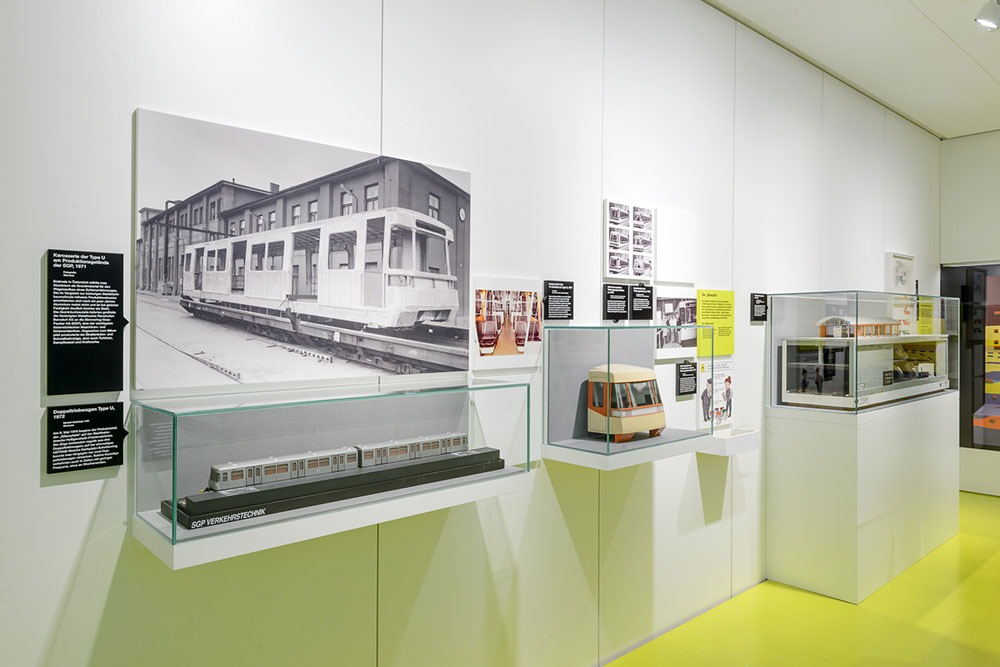Ausstellungswand mit historischem Gebäudeplan und Medienstation im Verkehrsmuseum der Wiener Linien