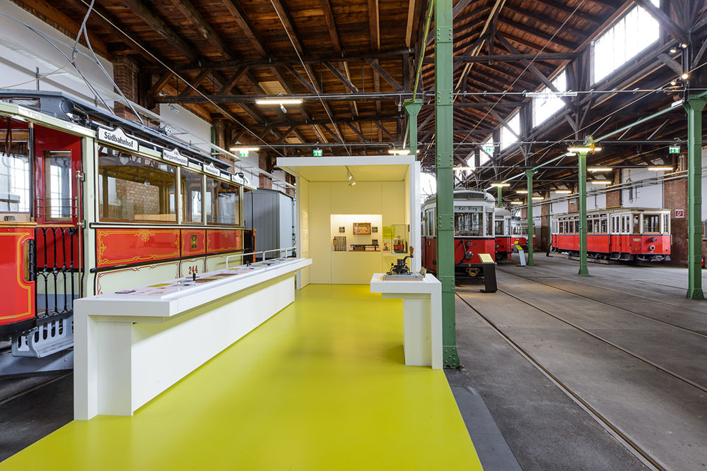 Historische Straßenbahn in der Ausstellungshalle des Verkehrsmuseums der Wiener Linien